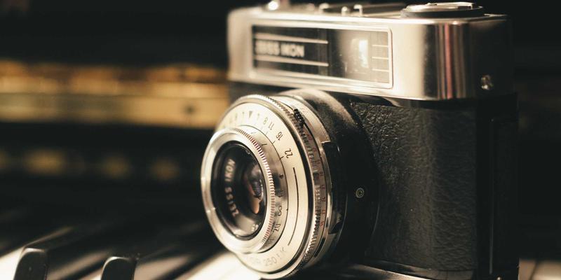 Sara Mangford:在传统画布上编织暗黑诗意的当代艺术家