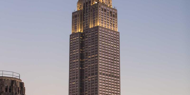 Sara Mangford：在暗色调艺术中探索情感与叙事的光影诗人