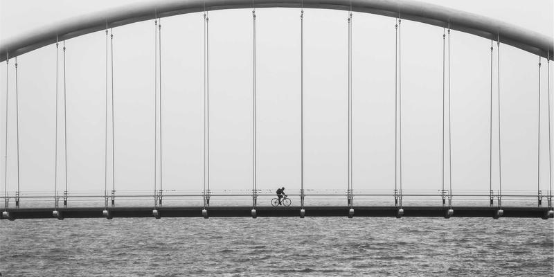 Sara Mangford：在暗黑美学中绽放的艺术设计与创意宇宙