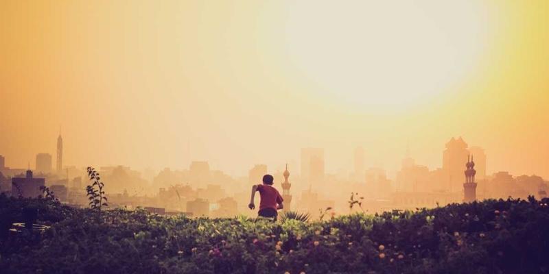 Sara Mangford：探索数字艺术与暗黑美学的视觉革命