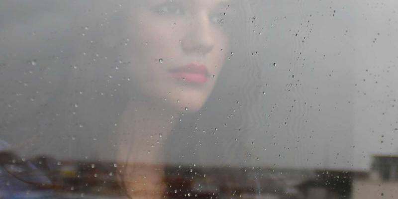 从画布到产品：Sara Mangford如何将暗黑美学作品集转化为商业授权帝国