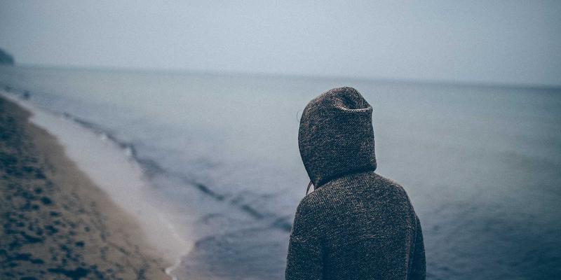 暗黑美学与传统的交融：Sara Mangford跨界联名项目的艺术策略分析